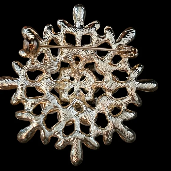 Beautiful round brooch with faux pearls, crystals and Aurora beads. - Picture 4 of 4